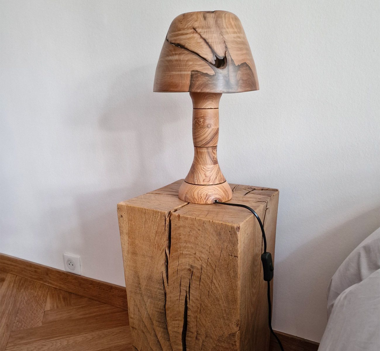 Cube Chêne, lampe et pied Frêne, abat-jour Noyer